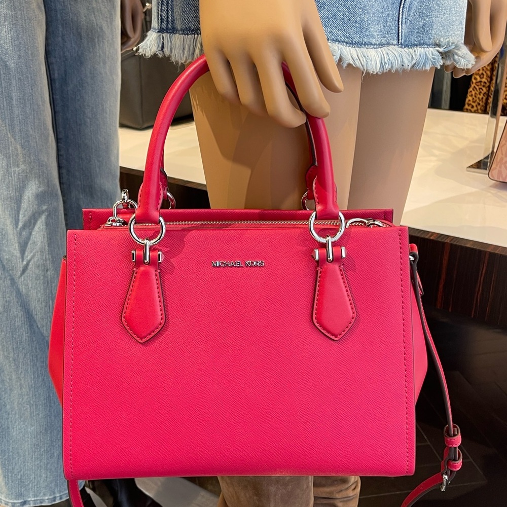 MICHAEL KORS Marilyn Medium Signature Logo Tote Bag
Dark Raspberry
NWT - Picture 12 of 16